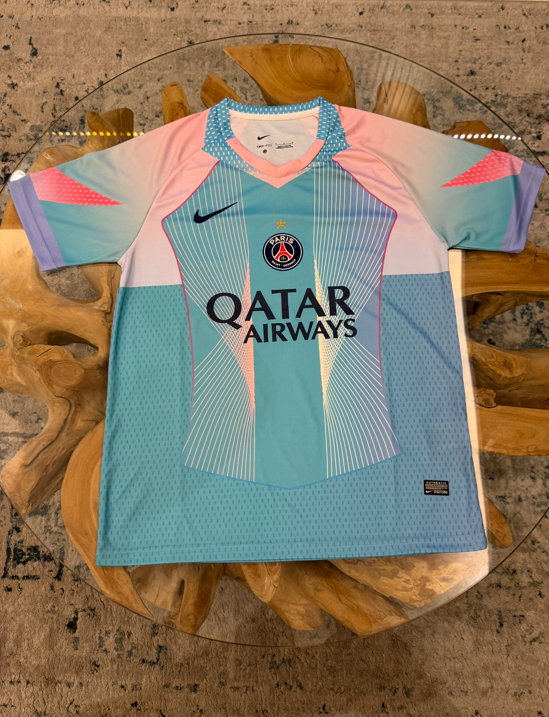 Paris Saint-Germain – Maillot Concept 2025/26 – Bleu & Rose