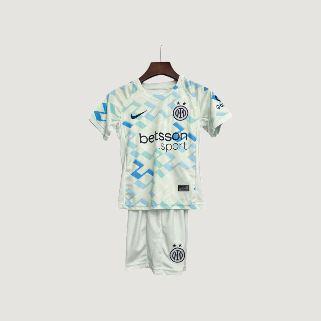 INTER MILAN – ENSEMBLE EXTÉRIEUR 25/26 ENFANT – BLANC & BLEU