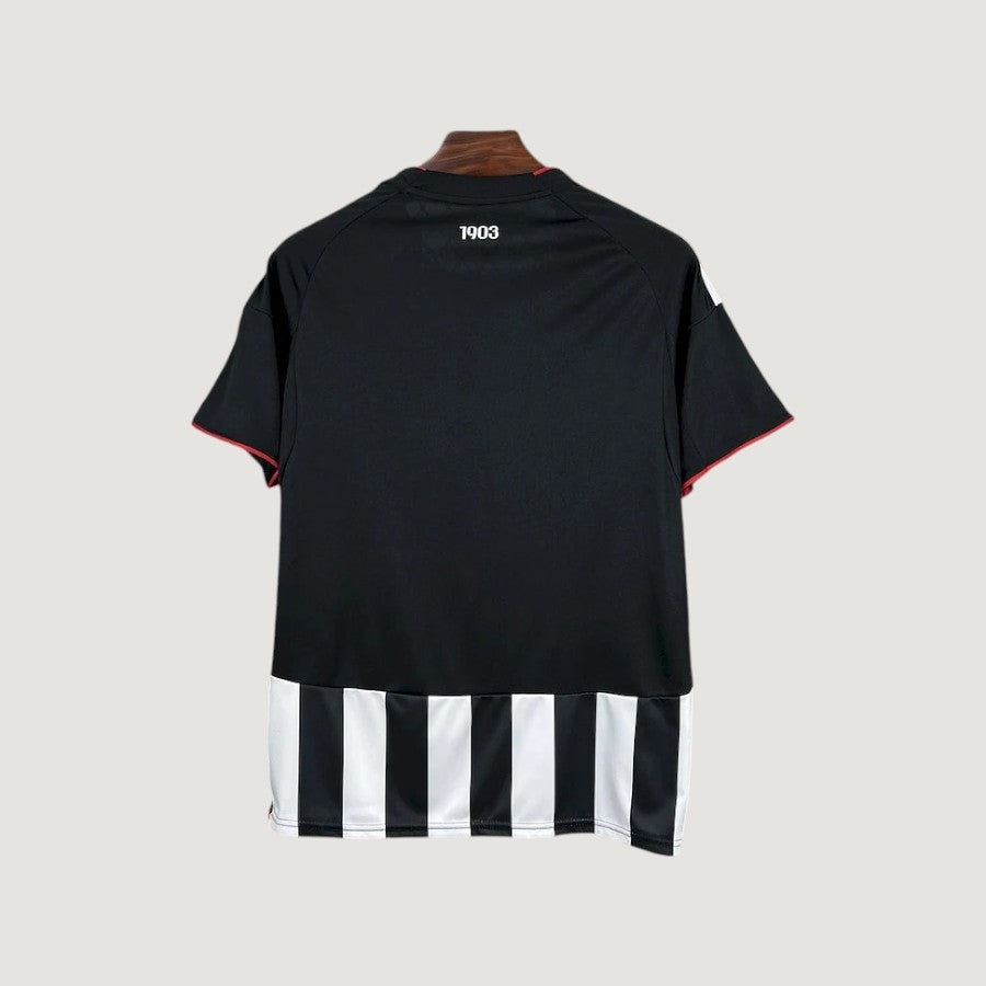 Beşiktaş – Maillot Domicile 25/26 – Noir & Blanc