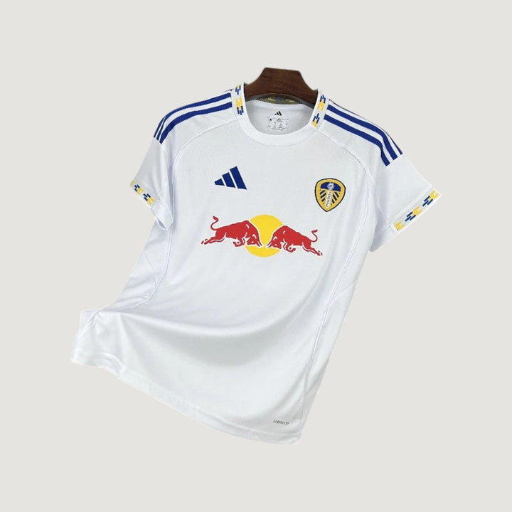 Leeds United – Maillot Domicile 25/26 – Blanc & Bleu