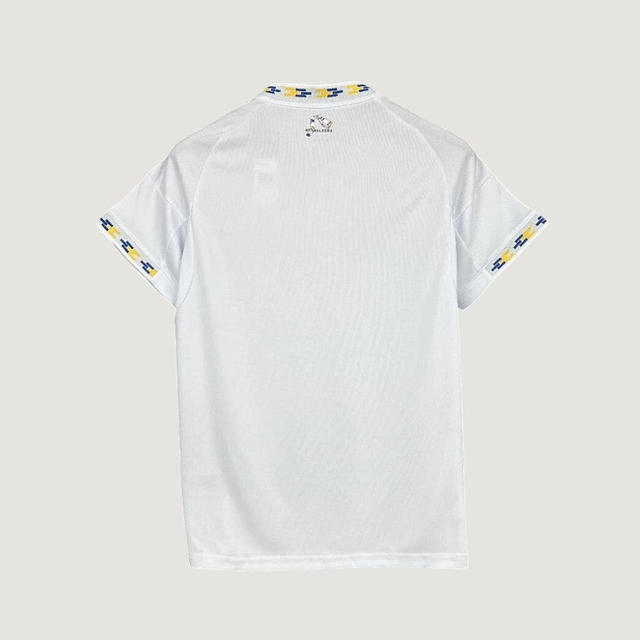 Leeds United – Maillot Domicile 25/26 – Blanc & Bleu